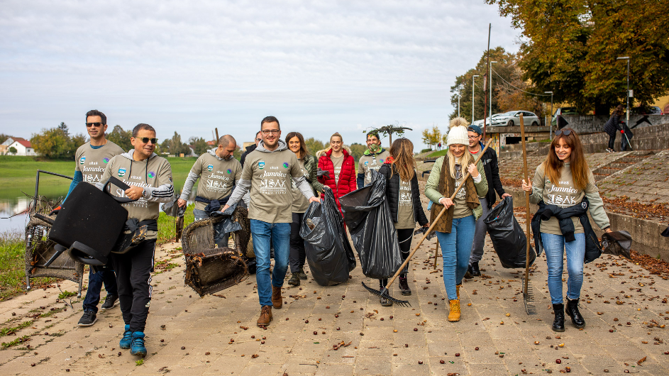 Građani, volonteri i zaposlenici Jamnice čistili su obalu rijeke Kupe